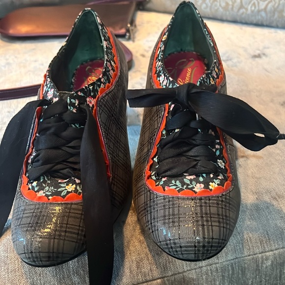 Poetic License Shoes - Adorable Made in London Poetic License 5 1/2 lace up shoes